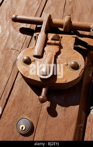 Stile ferroviario lucchetto sulla porta di legno con il nuovo round toppa serratura, Foto Stock