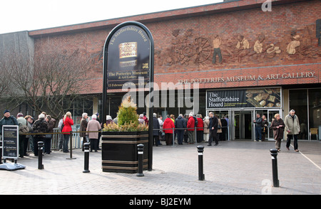 La gente in coda al di fuori del Potteries Museum e la galleria d'arte, Stoke, per vedere il Staffordshire tesoro di anglo-Saxon artefatti Foto Stock