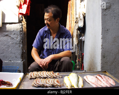 Pescatore in Shanghai vende la sua cattura in un mercato locale Foto Stock