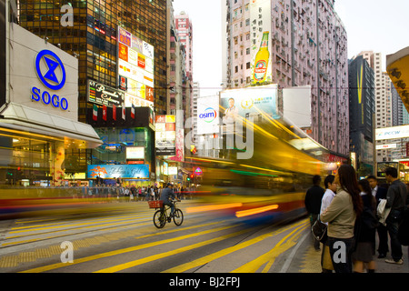 Scena di strada a Causeway Bay district, Isola di Hong Kong, Hong Kong, Cina, Asia Foto Stock