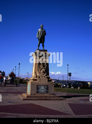 Statua del capitano James Cook si affaccia Whitby da est Terrazza Crescent North Yorkshire, Inghilterra Foto Stock