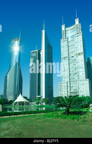 Skyline di edifici per uffici presso il Quartiere Finanziario di Lujiazui dal parco "centrale" Greenfield, Pudong, Shanghai, Cina e Asia Foto Stock