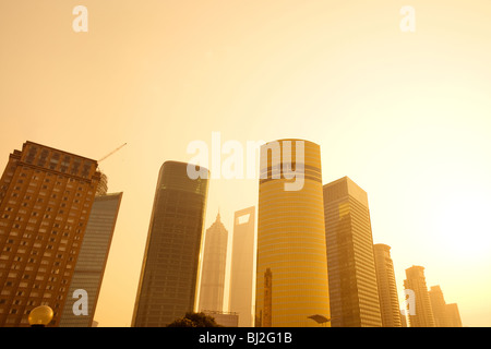 Skyline di edifici presso il Quartiere Finanziario di Lujiazui, Shanghai, Cina Foto Stock