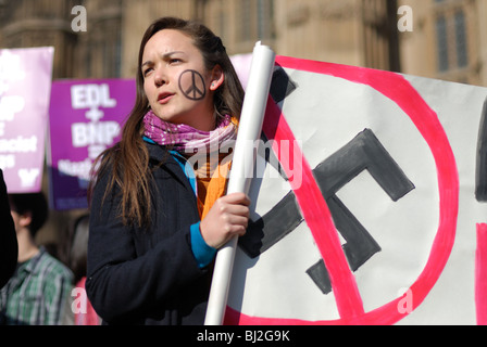 A unire le forze contro il fascismo sostenitore proteste contro la difesa inglese League a Londra, 05/03/2010. Foto Stock