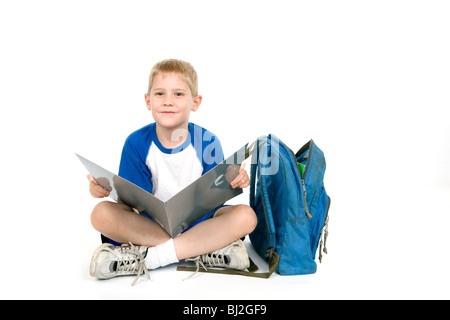 Un bambino ha una cartella aperta. Foto Stock