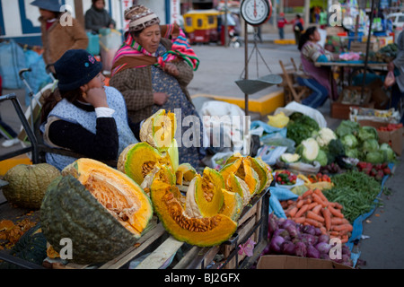 Sud America, frutta e verdura fornitori nel mercato, la strada principale di Puno, il lago Titicaca, Ande del Perù Foto Stock