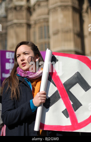 A unire le forze contro il fascismo sostenitore proteste contro la difesa inglese League a Londra, 05/03/2010. Foto Stock