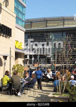 Stati Uniti d'America Memphis Tennessee TN pasti fuori al sole vicino al FedEx Forum arena Foto Stock