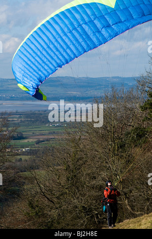 Parapendio si preparano a prendere il via dal picco Coaley in Cotswolds Foto Stock