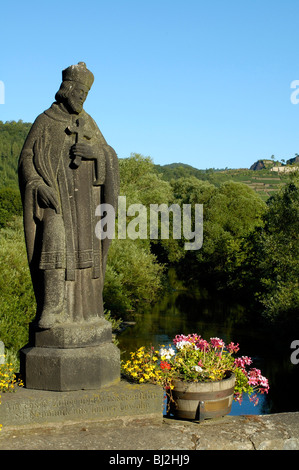 Eifel, Ahrtal bei Bonn romantische Ahr bei Altenahr, Heiligenfigur auf alter Brücke in Rech Foto Stock