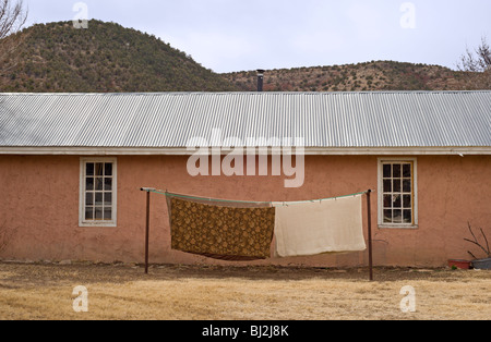 Una vecchia casa adobe ancora si affaccia sulla strada principale di Billy the Kid's wild west town di Lincoln, Nuovo Messico. Foto Stock