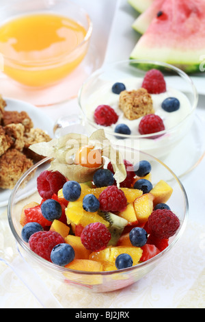 Sana colazione o uno spuntino con yogurt e frutta fresca Foto Stock