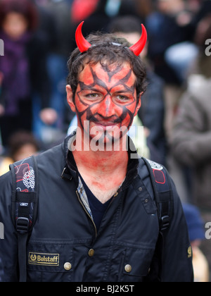 Attore in un diavolo costume di carnevale sfilano per le strade di Parigi, Francia Foto Stock