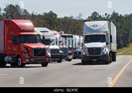 I carrelli si è fermato a area di sosta lungo la strada interstatale I-75 Florida Foto Stock