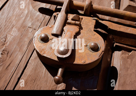 Stile ferroviario lucchetto sulla porta di legno Foto Stock