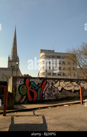 Graffiti disegnati sulle pareti nella città britannica di Bristol Foto Stock