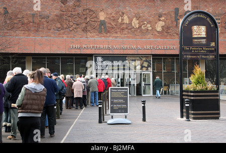 La gente in coda al di fuori del Potteries Museum e la galleria d'arte, Stoke, per vedere il Staffordshire tesoro di anglo-Saxon artefatti Foto Stock