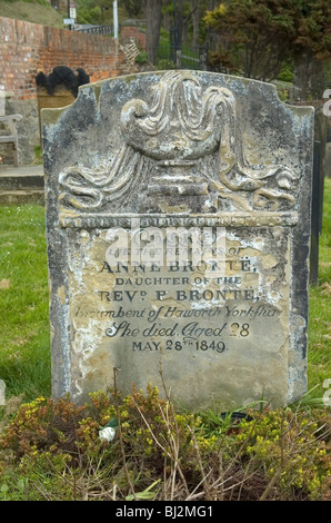 La lapide dell'autore Anne Bronte di Haworth, nello Yorkshire, in un cimitero di Scarborough. Anne, sorella di Charlotte e Emily. Foto Stock
