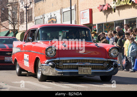 1957 Chevrolet Bel Air. 2010 il giorno di San Patrizio Parade. Forest Park, Illinois. Foto Stock