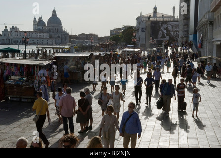 Venezia Italia, la folla di turisti troppe persone per il turismo di massa a piedi lungo la Pizzetta a Piazza San Marco, Piazza San Marco. HOMER SYKES Foto Stock