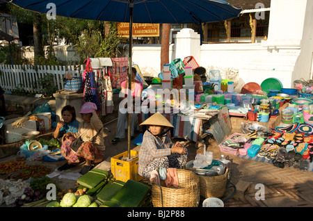 Una fase di stallo nel primo mattino mercato Luang Prabang Laos Foto Stock