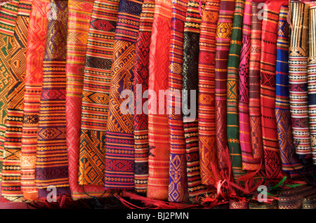 Colorato fatto a mano seta nel mercato turistico notturno in Luang Prabang Laos Foto Stock