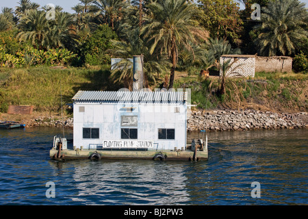 Un galleggiante stazione della pompa sul fiume Nilo. Foto Stock