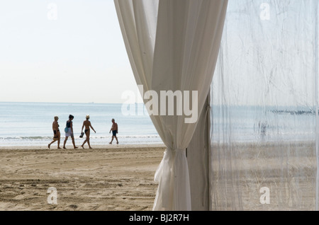 Venezia Italia Venezia Lido mare Adriatico la spiaggia pubblica. Italiano in vacanza a piedi lungo la spiaggia. Tenda da spiaggia. HOMER SYKES 2000 Foto Stock