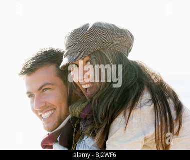 Equitazione donna piggyback Foto Stock