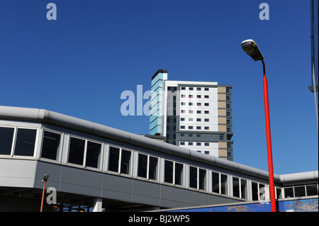 In Europa il più alto edificio modulare Victoria Hall "studente villaggio' e la stazione ferroviaria a Wolverhampton Regno Unito Inghilterra Foto Stock