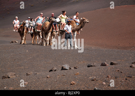 / Cammello Dromedario safari nel Parque Nacional de Timanfaya, Lanzarote, Isole Canarie, Spagna Foto Stock