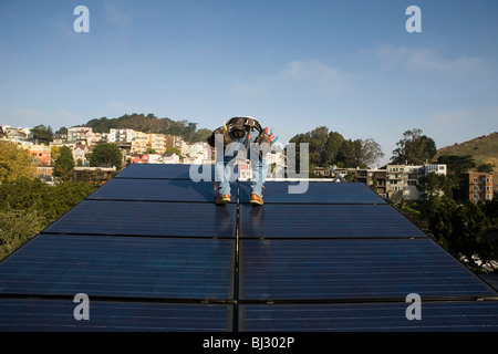 Installazione residenziale di pannelli solari Foto Stock