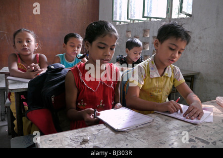 BANGLADESH scuola primaria per i bambini svantaggiati, Notre Dame University, Dahka. Foto di SEAN SPRAGUE Foto Stock