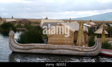 Il Perù Uros isole galleggianti offshore da Puno, il lago Titicaca. Imbarcazione realizzata dal tradizionale totora canne. Foto Stock