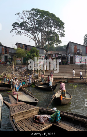 BANGLADESH piccoli traghetti sul fiume Buriganga, Dahka. Foto di SEAN SPRAGUE Foto Stock