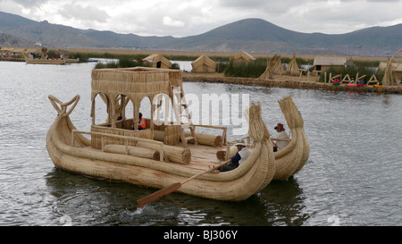 Il Perù Uros isole galleggianti offshore da Puno, il lago Titicaca. Imbarcazione realizzata dal tradizionale totora canne. Foto Stock