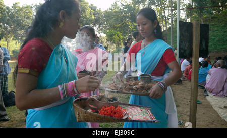 BANGLADESH Fatima Rani pellegrinaggio alla missione Baromari, le danze tribali ragazze. Foto Stock