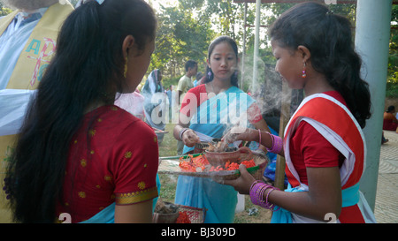 BANGLADESH Fatima Rani pellegrinaggio alla missione Baromari, le danze tribali ragazze. Foto Stock