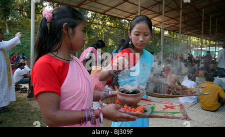 BANGLADESH Fatima Rani pellegrinaggio alla missione Baromari, le danze tribali ragazze. Foto Stock