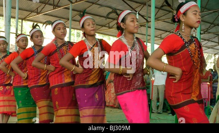 BANGLADESH Fatima Rani pellegrinaggio alla missione Baromari, le danze tribali ragazze. Foto Stock