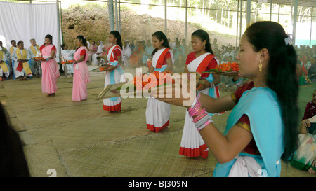 BANGLADESH Fatima Rani pellegrinaggio alla missione Baromari, le danze tribali ragazze. Foto Stock