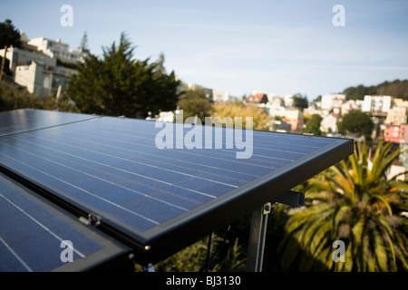 Installazione residenziale di pannelli solari Foto Stock