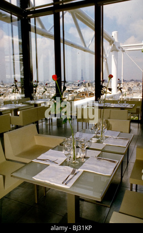 Parigi, Francia, ristorante francese "George" all'interno del Museo d'Arte moderna "Centre Pompidou", tavoli vestiti, sala da pranzo vuota, Beaubourg, Vista Foto Stock