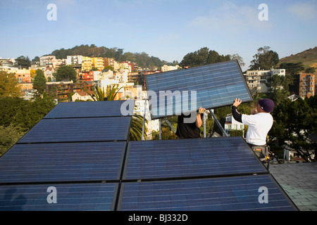 Installazione residenziale di pannelli solari Foto Stock