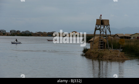 Il Perù Uros isole galleggianti offshore da Puno, il lago Titicaca. Fotografia di SEAN SPRAGUE Foto Stock