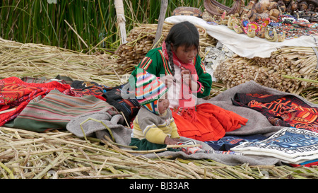 Il Perù Uros isole galleggianti offshore da Puno, il lago Titicaca. Indiani Uros che vivono su l'uomo fatto di isole galleggianti. Foto Stock