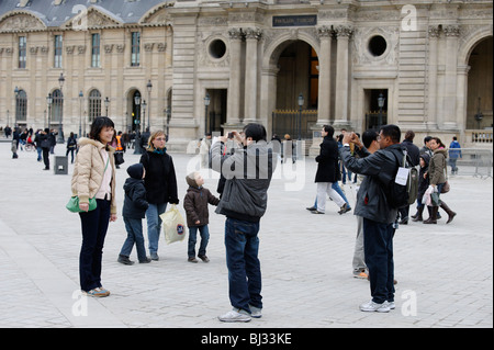 Turisti asiatici al museo del Louvre di Parigi a fotografare stessi. Foto Stock