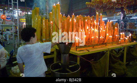 Thailandia gigante di illuminazione candele ad Anno Nuovo Cinese evento, Chinatown, Bangkok. Fotografia di SEAN SPRAGUE Foto Stock