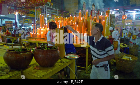 Thailandia gigante di illuminazione candele ad Anno Nuovo Cinese evento, Chinatown, Bangkok. Fotografia di SEAN SPRAGUE Foto Stock