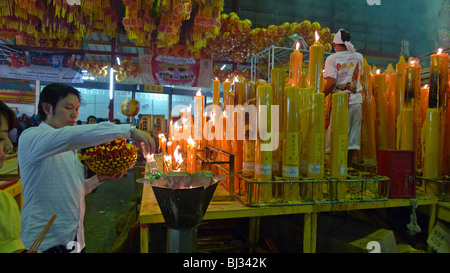 Thailandia gigante di illuminazione candele ad Anno Nuovo Cinese evento, Chinatown, Bangkok. Fotografia di SEAN SPRAGUE Foto Stock